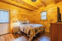 Hot Tub -Pet Friendly -Arcade & Corn Hole-Dock Access w/ a Canoe & Paddle Board