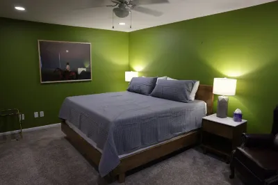 Spacious Mid-Century Modern 3BR 2BT Hotels near West County Plaza