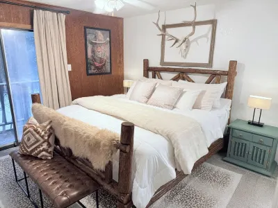 Cozy 2/2.5 Condo-Close to Lifts-Walk or Ride Shuttle Route-WiFi-Family Friendly Hotels in 