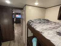 Cozy 2-bedroom RV with WiFi, AC, in charming Broken Bow ブロークン・ボウのホテル