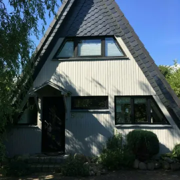 Cottage with fireplace, near the beach, dogs welcome, kitchen is new, fenced