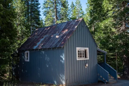China Alley Cabin C: Cute & Cozy Cottage w/ Deck