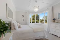 WARM & MODERN ART DECO HOME Hoteles en 