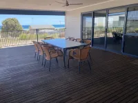 Relax and enjoy the beach air. 2 mins walk to the beach.