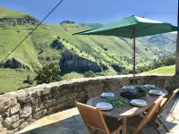 House with impressive stone lookout suspended in the mountain and views Hotels in San Roque de Riomiera