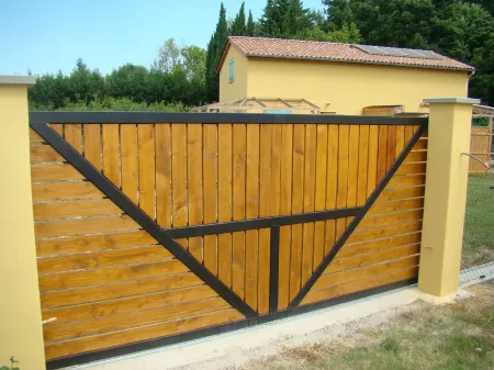 House with terrace, Avignon festival 12km away, Spirou park and wave island