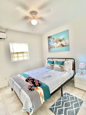 Cozy 2-bedroom Apartment in Venetian Road Отели в г. Венешиан Роуд Сетлемент