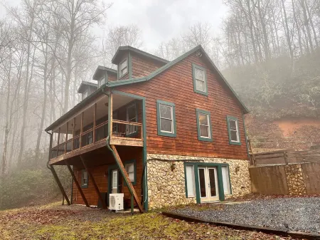 Secluded Cabin near Great Smoky Mts, Game room
