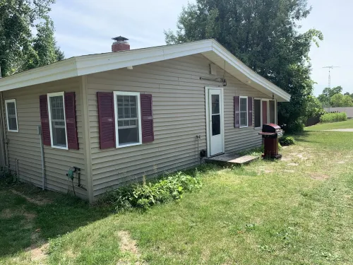 Torch Lake Village Cozy Cottage with private dock