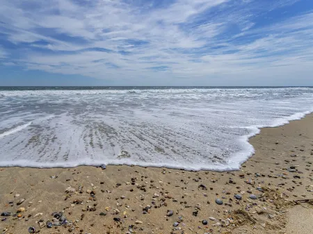 Beautiful House with Hot Tub, One Minute walk to beach Отели в г. Хаттерас