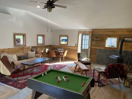 "Everything  VT"  Getaway Centrally Located:  Ski, Shop, Golf,  Hike, Relax Отели в г. Андовер