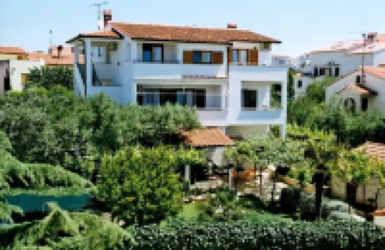 Air-conditioned apartment 250 m from the beach with private boat mooring