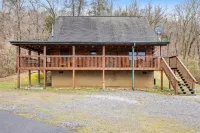 SMOKY MTN STAYS OFF LAKE w/POOL & HOT TUB
