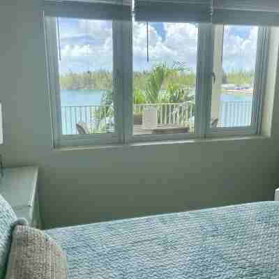 Luxury 2/2 Sleeps 6. Grand Bahama Condo w/ POOL, Boat Dock plus close to BEACH! Rooms