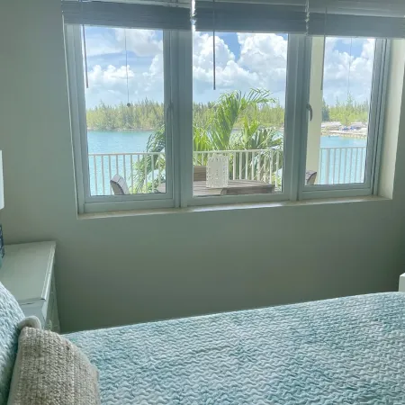 Luxury 2/2 Sleeps 6. Grand Bahama Condo w/ POOL, Boat Dock plus close to BEACH!