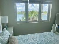 Luxury 2/2 Sleeps 6. Grand Bahama Condo w/ POOL, Boat Dock plus close to BEACH!