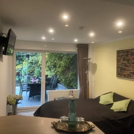 AusZeit guest apartment with terrace near the airport