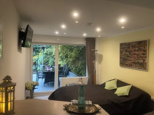 AusZeit guest apartment with terrace near the airport