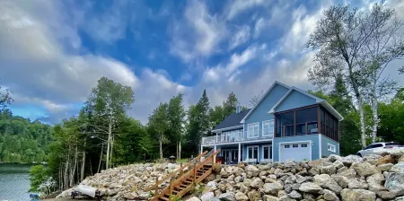 La Belle Bleue sur le Lac, 4 bedrooms, 2 bathrooms, Spa, indoor and outdoor fireplaces Отели в г. Антуан-Лабель