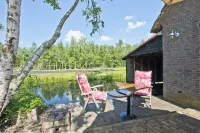 Giethoorn Lodge, luxury thatched cottage. Electric sloop for rent