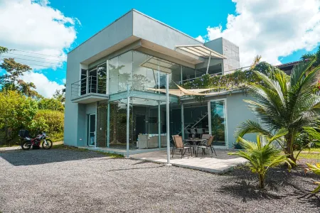 The Glass House Arenal Rentals Отели рядом с достопримечательностью «Monteverde Cloud Forest Biological Preserve»