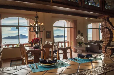 Beautiful beach home, breathtaking ocean views!! Near marina, shops, restaurants Отели рядом с достопримечательностью «Barajitas Canyon»