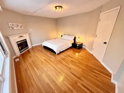 Spacious 5 Bedroom Home in Cambridge Отели рядом с достопримечательностью «Preston Memorial Auditorium»