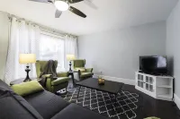 JUST REMODELED top to bottom -  master bed/bath on main floor! Hotels in Cleveland Heights