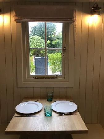 Stylish shepherd's hut, 10 mins walk from beach and village