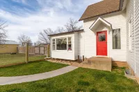 Swisher Farmhouse @ Granny Flats Hotels near Chris' Campground