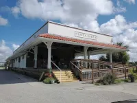 Cozy Tiny Retreat in the middle of Port Charlotte! Hotels near Speedway