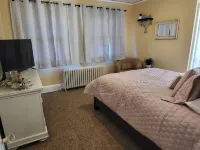 Huge deck & yard Near Indoor Sports Arena! Spacious! Smart TVs! Fast Wifi! Cozy.