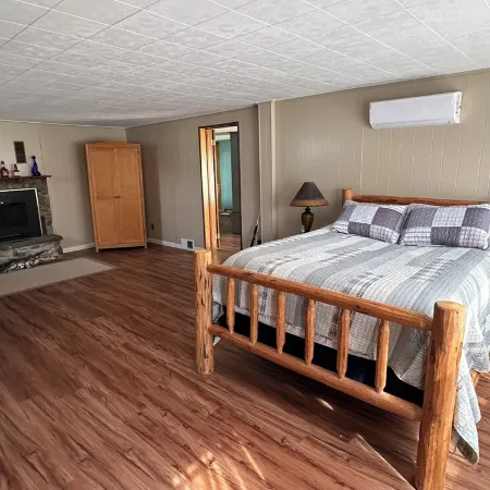 Charming 3-bedroom farmhouse in Rock Stream including vineyard and winery tour. Отели в г. Старки