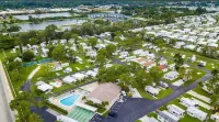 Minutes from Siesta Key Beach, Nathan Benderson Park  Pool, WiFi, & Resort Amen