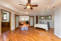 Lakeside Retreat: Unwind and Rejuvenate at our Boone Lake Rental with Hot Tub Hotel a Oak Grove