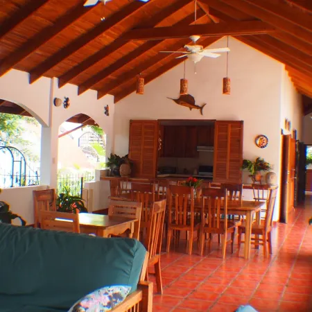 Relaxing Carrillo Bay-Walk to Beach, Restaurants,  3-7 bdrms great for families.