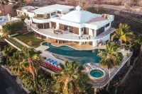 Striking Ocean View with huge Pool - walk to Beach