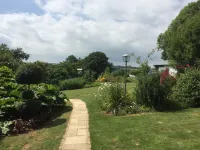 Familly cottage with pool in 10 acress of gardens, 10 minutes walk to town