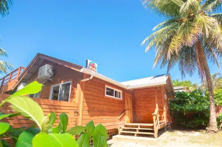 Stay at the famous Jolly Octopus Beach Bar! Beach Front with Water toys included