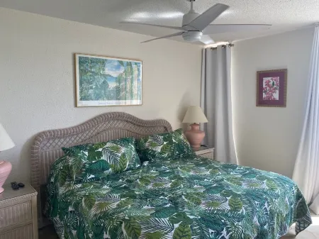 Sea Breeze at Gentle Winds- a perfect spot for your beach vacation! Отели рядом с достопримечательностью «Salt River Bay»