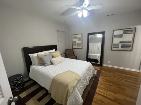 Spacious two bedroom condo with a cozy feel! Отели рядом с достопримечательностью «Jackson Park»