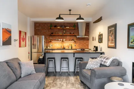 Two Bedroom Loft in Fernie's Historic Downtown Отели в г. Ферни