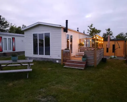 Beautiful and comfortably furnished chalet 400 meters from the beach of Petten. Hotels in Petten