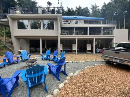 Hidden Pond Large Two Bedroom, Pet Friendly, with Hot Tub and Private Beach