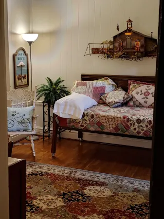 Heart of Hillsdale 1 Bdrm, Work,Cook, Relax Wifi Downtown Apartment Queen Bed