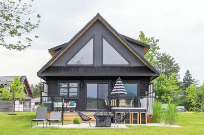 Easy Breezy Riverside Cottage: Cabin 3 from HGTV's Renovation Resort Season 1 Hotels in der Nähe von Westben