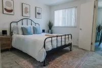 Cozy  apartment with hot tub/pool only minutes from canyons!