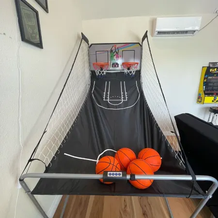 Bright 3 bedroom, 2 bath home; game room w/ arcade machines - basketball machine
