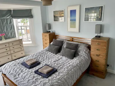 Lovely cottage, log fire & garden close to Charmouth beach on the Jurassic Coast