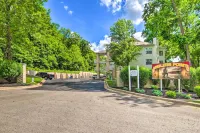 Sunroom, Fireplace Lakefront Branson Condo - bar